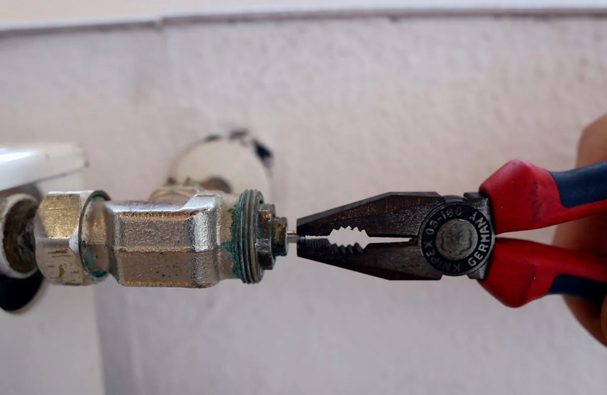Ventilstift wird mit einer Zange vorsichtig bewegt