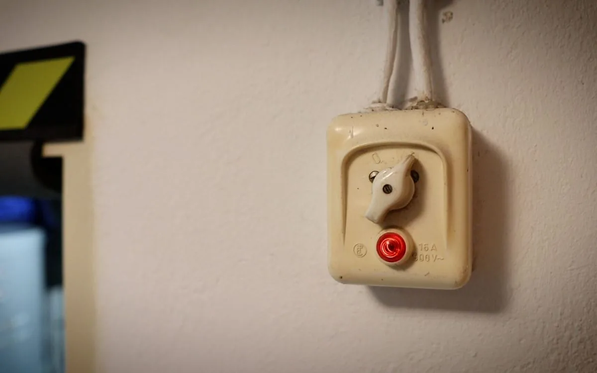Bedienfeld eines älteren Kessels mit Störlampe und Entstörknopf
