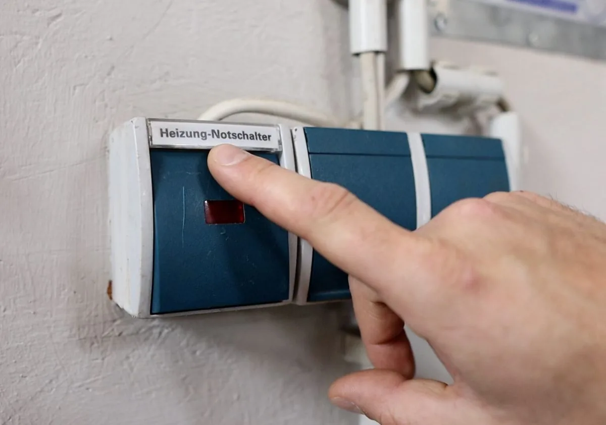 Heizungsnotschalter mit roter Kontrollleuchte
