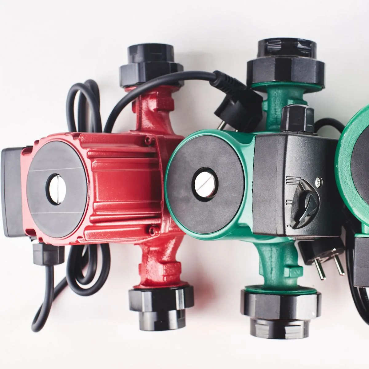 Alte Standardpumpe und neue Hocheffizienzpumpe nebeneinander