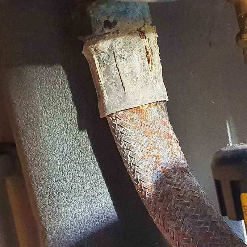 Korrodiertes Drahtgeflecht eines Flexschlauchs