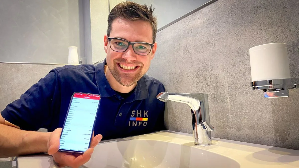 Berührungslose Armatur wird per Smartphone-App eingestellt