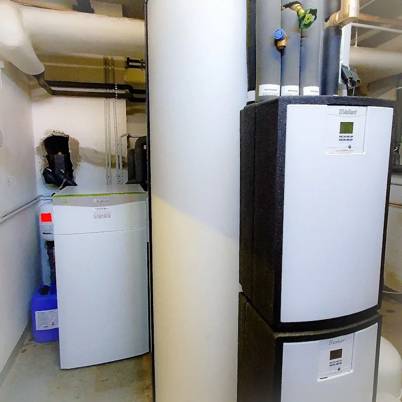 Inneneinheit einer Wärmepumpe mit Warmwasserspeicher im Keller