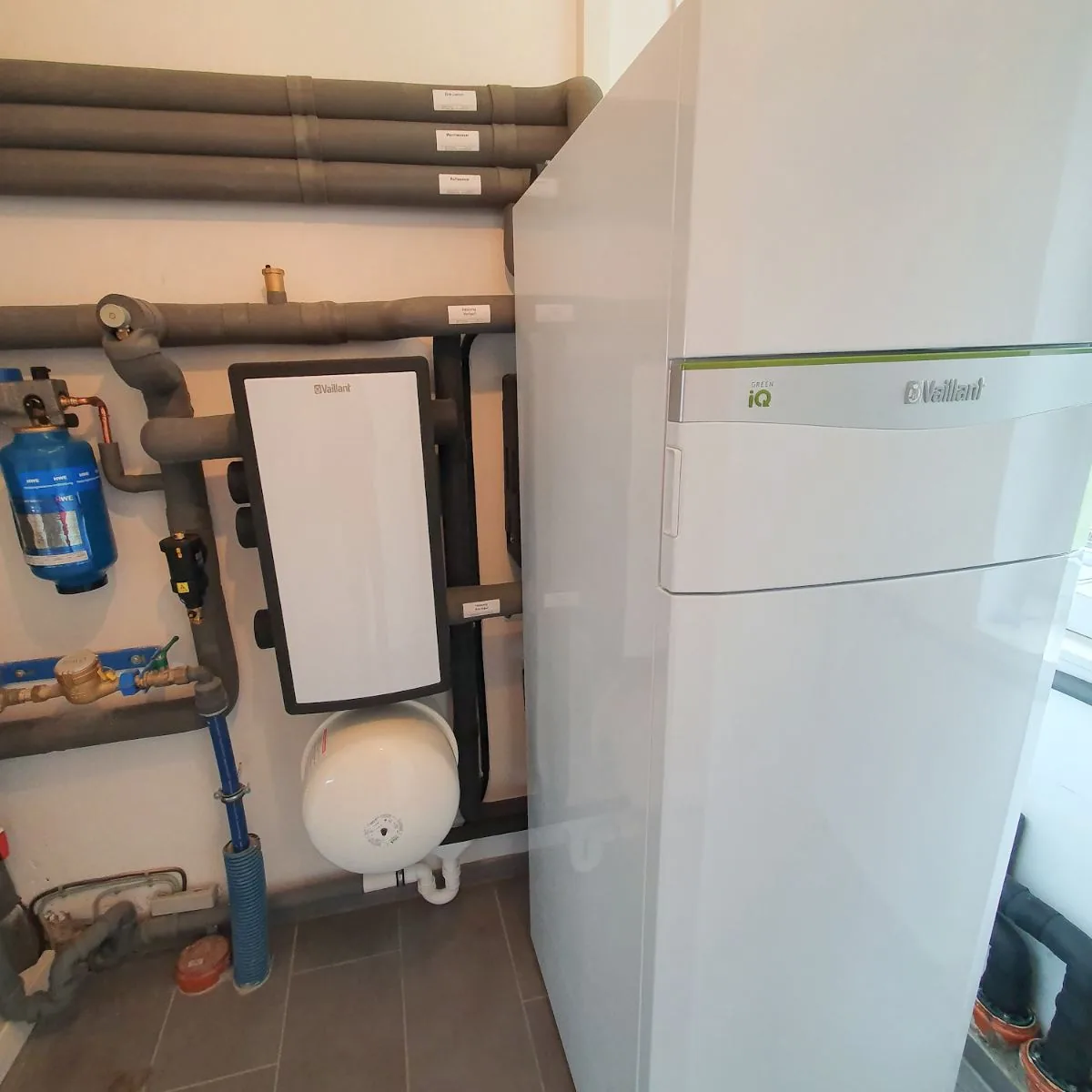 Heizraum mit Wärmepumpen-Inneneinheit und Speicher